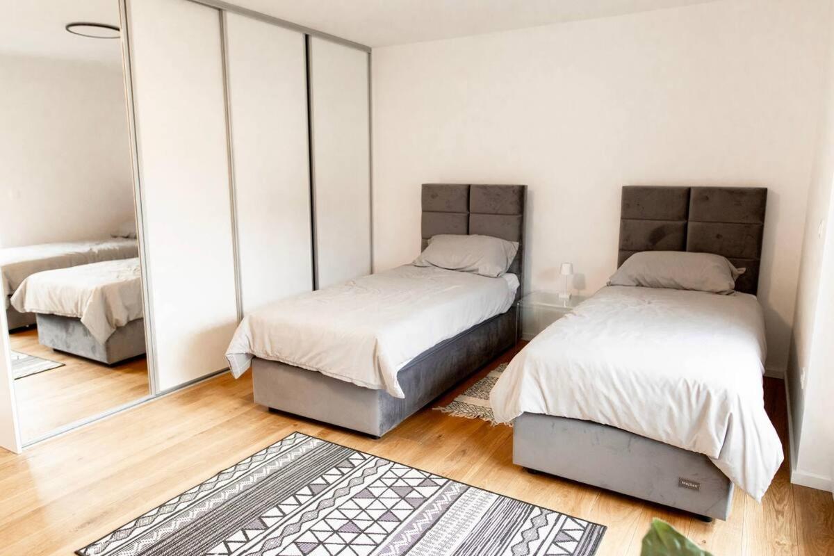 Aura Apartments Zirovnica Buitenkant foto