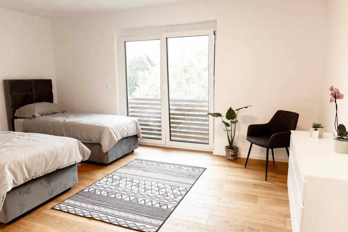 Aura Apartments Zirovnica Buitenkant foto