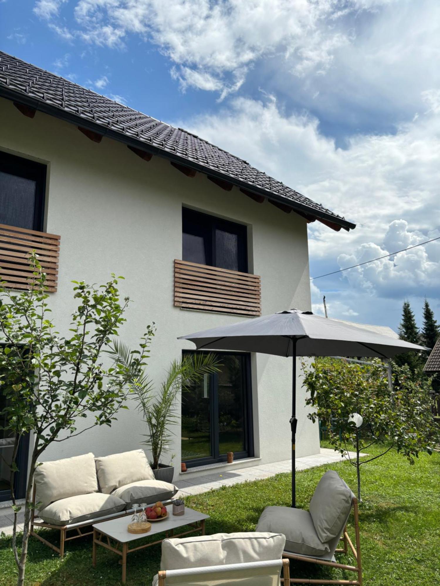 Aura Apartments Zirovnica Buitenkant foto