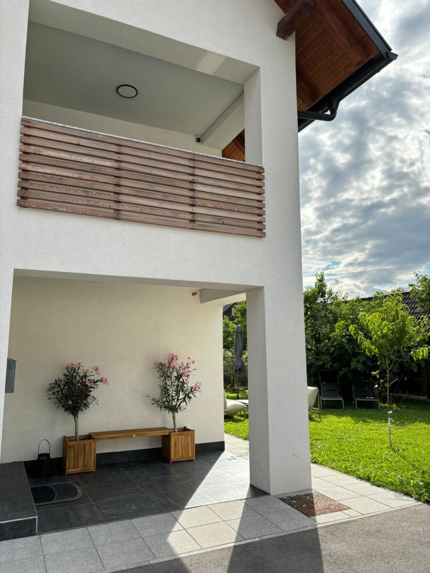 Aura Apartments Zirovnica Buitenkant foto