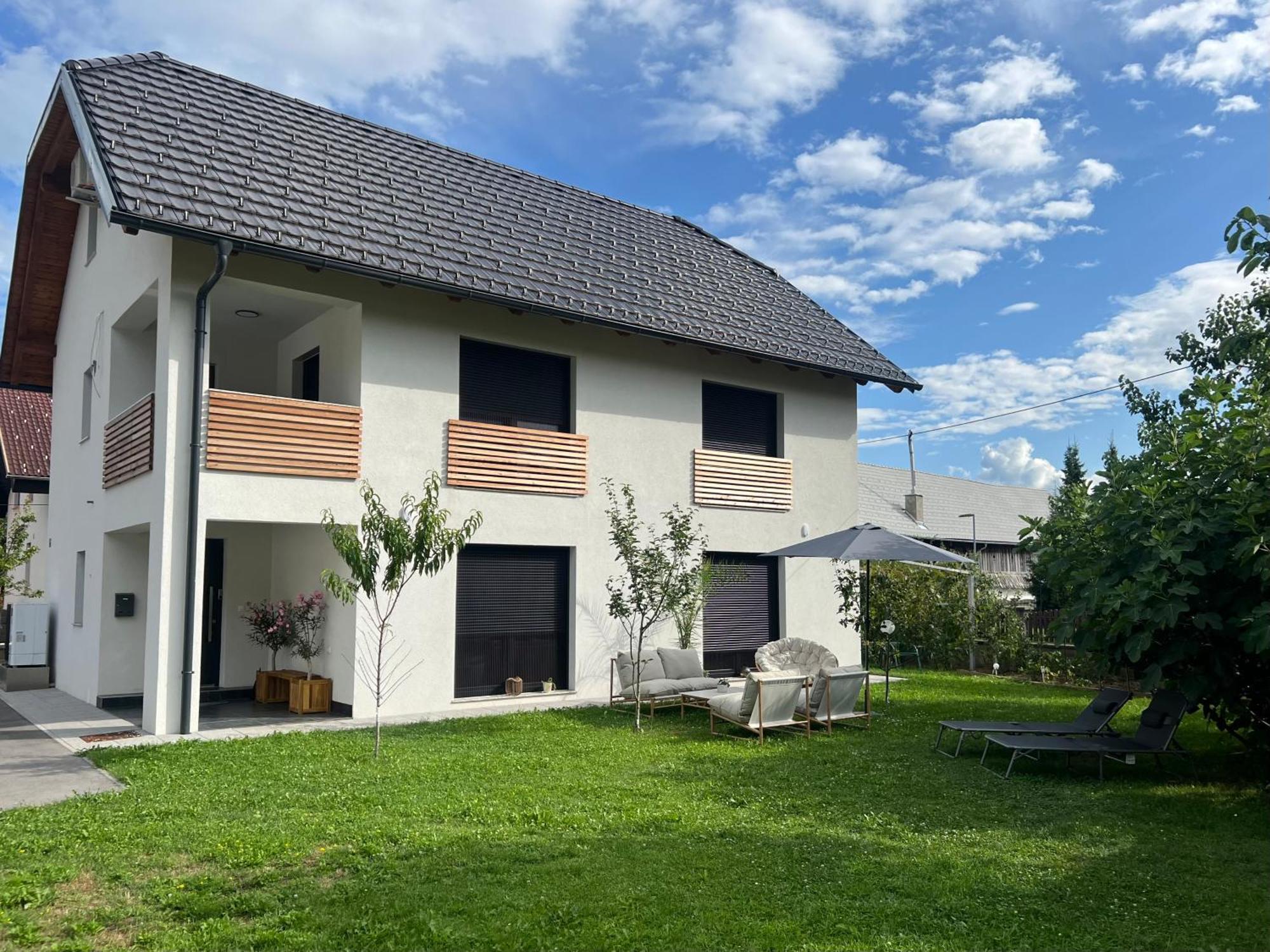 Aura Apartments Zirovnica Buitenkant foto