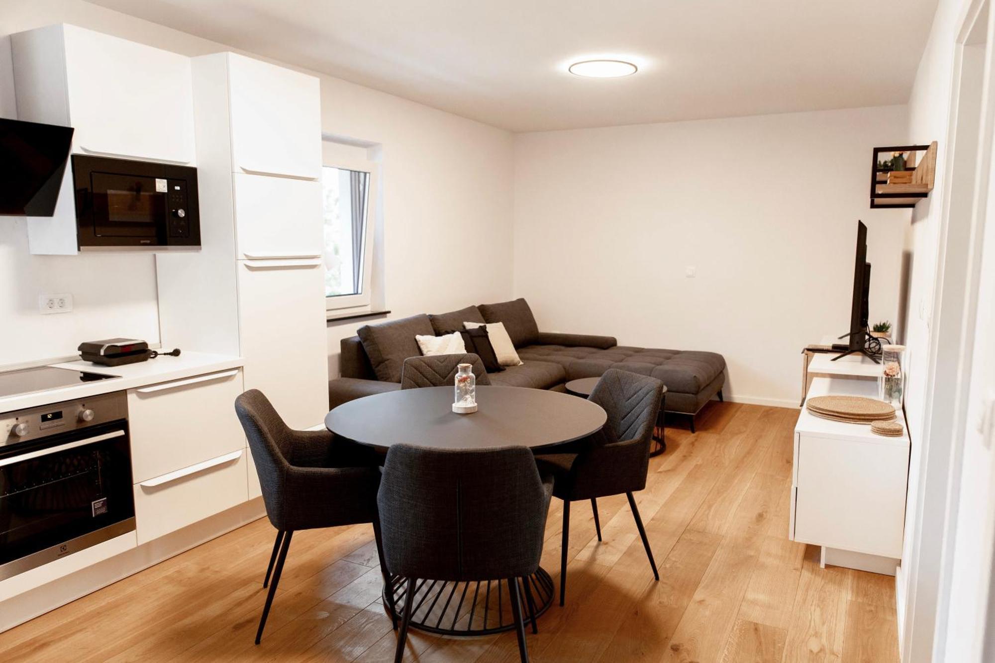 Aura Apartments Zirovnica Buitenkant foto