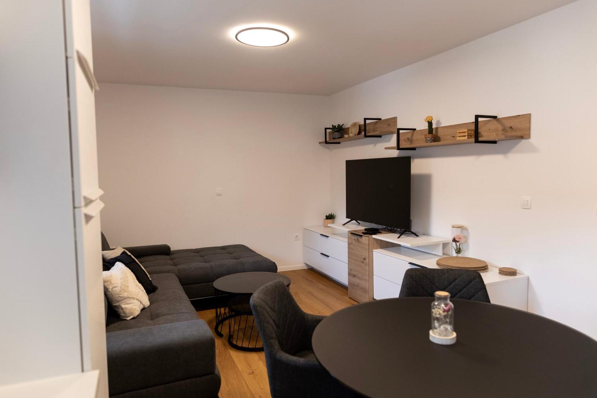 Aura Apartments Zirovnica Buitenkant foto