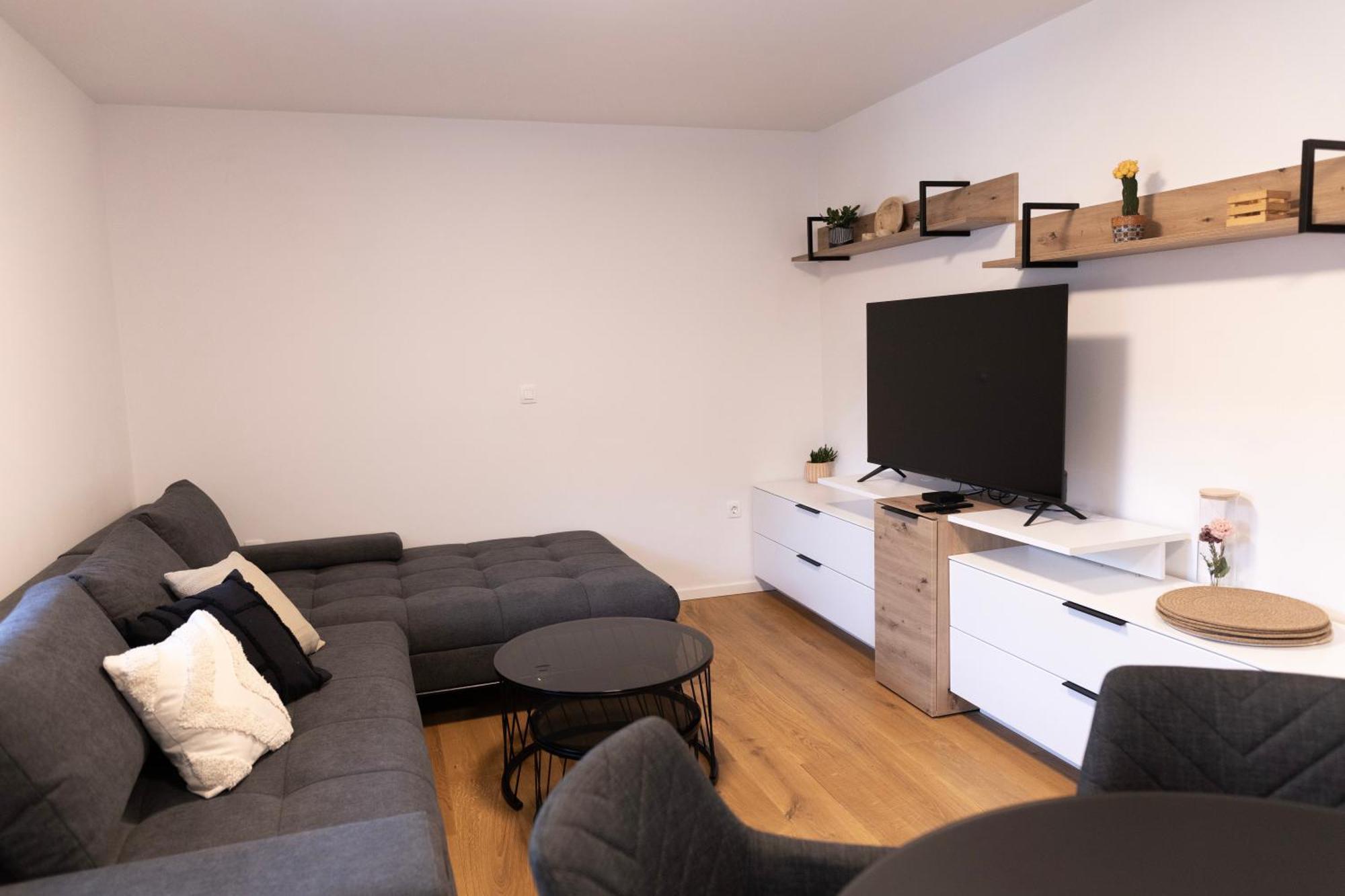 Aura Apartments Zirovnica Buitenkant foto